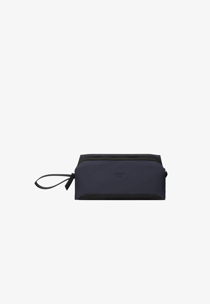 Trousse de toilette rectangulaire bleu marine avec accents noirs, fermeture à glissière, bracelet de poignet et "CERRUTI 1881" embossé sur le devant.