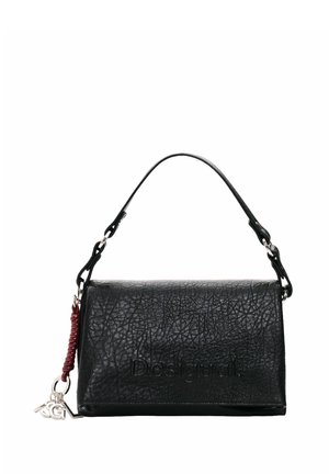 Borsa a mano in pelle nera testurizzata con manico corto, logo Desigual, portachiavi argento con dettaglio rosso, su sfondo bianco semplice.