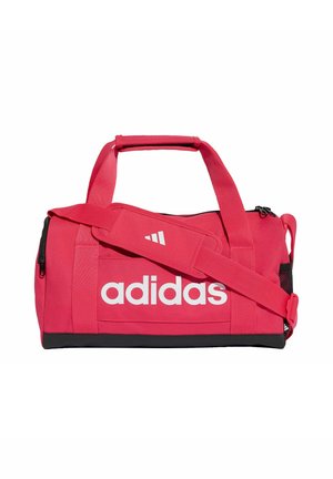 Borsa sportiva rossa Adidas con tracolla regolabile, doppi manici, tasca laterale con cerniera e logo bianco vistoso sul pannello frontale.