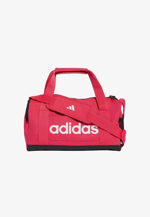Borsa sportiva rossa Adidas con tracolla regolabile, doppi manici, tasca laterale con cerniera e logo bianco vistoso sul pannello frontale.