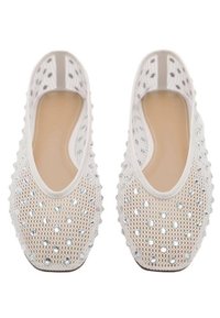 Ballerine bianche in rete con accenti di strass trasparenti, punta arrotondata e superficie texturizzata. Soletta beige liscia. Design leggero.