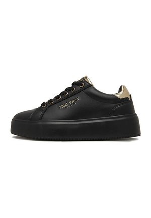 Czarny sneaker na platformie ze złotymi akcentami i logo "Nine West New York" po boku, z zapięciem na sznurowadła i grubą podeszwą.