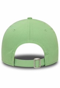 Grüne Baseballmütze mit gebogenem Schirm, aus strukturiertem Stoff gefertigt. Verfügt über einen verstellbaren Riemen mit einer metallischen Schnalle auf der Rückseite.