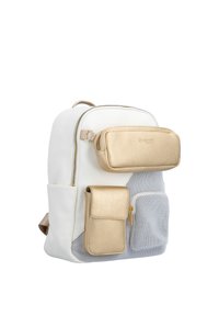 Sac à dos blanc et gris avec trois poches frontales texturées dorées, fermetures éclair et une poignée de transport supérieure sur fond blanc.
