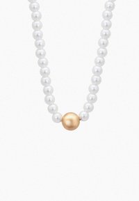 Collana di perle con una perla dorata più grande centrata tra piccole perle bianche rotonde su uno sfondo bianco.