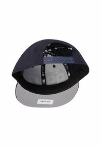 New Era Cap mit navyfarbenem Oberteil, grauem Schirm und schwarzem Unterrand. Verfügt über eine verstellbare Snapback-Verschluss, interne Beschriftungen und ein flaches Schirmdesign.