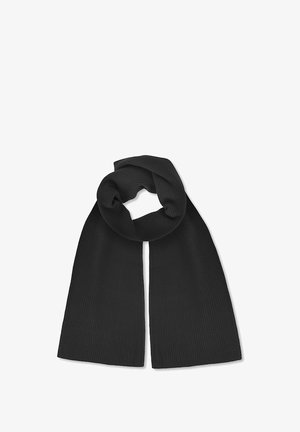 Czarny prążkowany szalik o miękkiej fakturze, charakteryzujący się długim prostokątnym kształtem oraz równą grubością na całej długości.