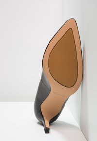 Clarks Lodičky na vysokém podpatku - black