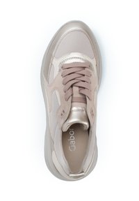 Beige sportieve schoen met een mesh bovenzijde, metalen accenten en een gewatteerde tong. Bevat ronde veters en een dikke rubberen zool.