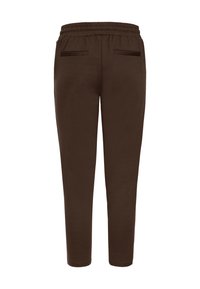 Pruunid kitsenevad dressipüksid elastse vöökoha ja kahe horisontaalse tagataskuga, kuvatud tagant.