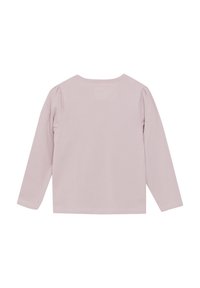 Langarmshirt aus weichem lavendelblauen Stoff, mit gerafften Schultern und einem runden Halsausschnitt. Glatte Textur ohne Muster.