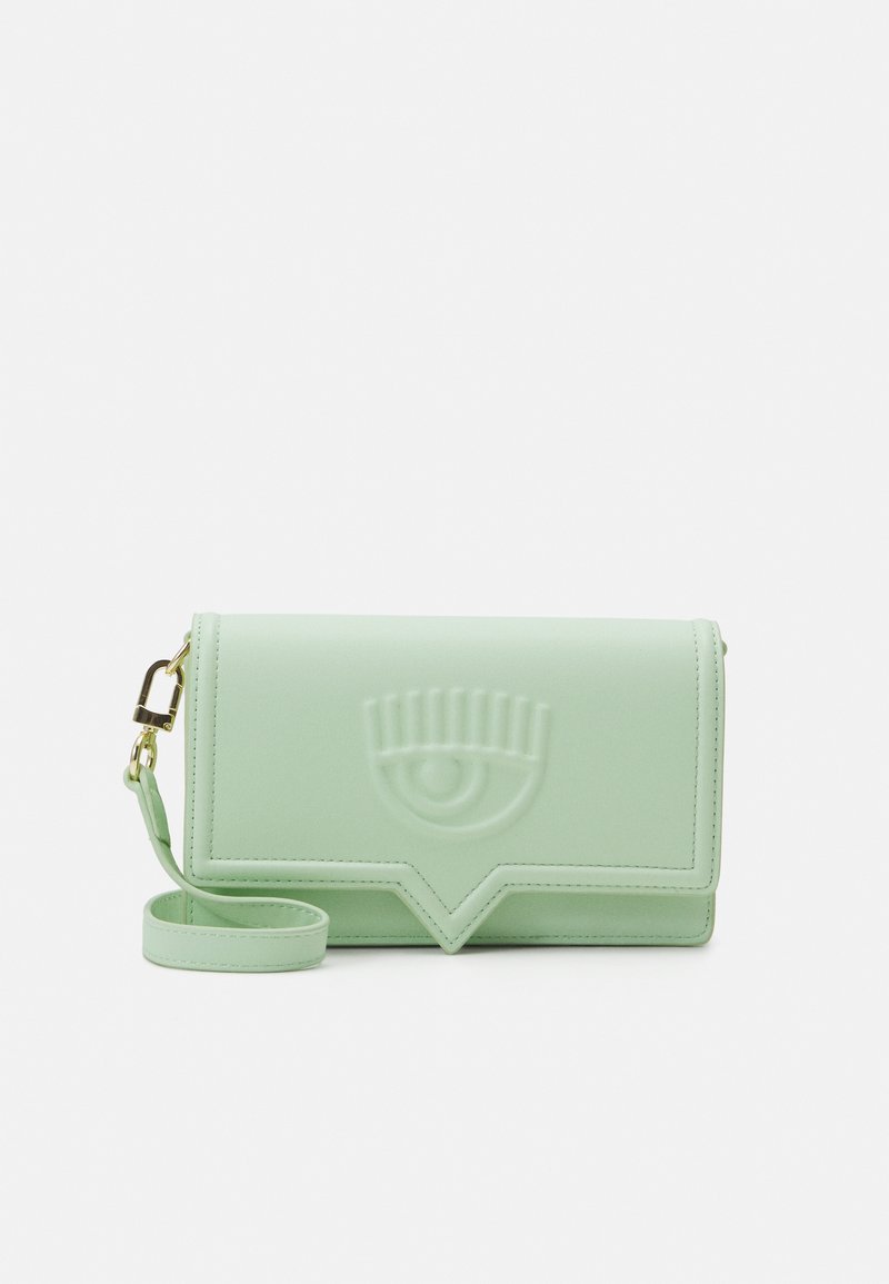 Mintgrüner Handtasche mit geprägt Augenmuster, rechteckiger Form, glatter Textur, goldenen Beschlägen und abnehmbarem Tragegurt.