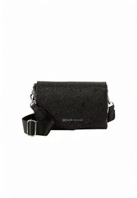 Zwarte crossbodytas met glinsterende textuur, verstelbare zwarte riem, zilverkleurige hardware en logo detail aan de voorkant. Compacte rechthoekige vorm.