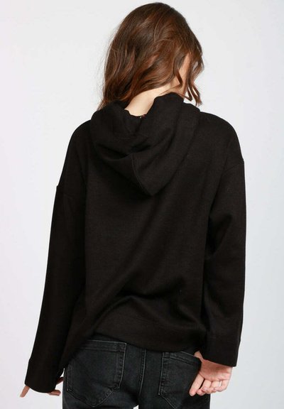 Felpa nera con cappuccio, vestibilità ampia, spalle scese e texture morbida. Presenta una tasca a marsupio e polsini a coste.