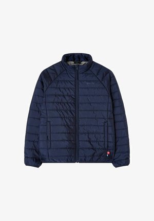 Marineblå quiltet jakke med fuld frontlynlås, sidelommer, elastiske manchetter og lille rød og blå mærkat nær kanten.
