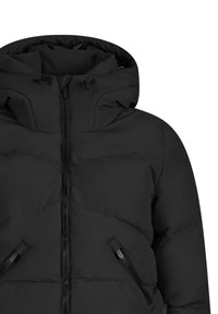 Chaqueta acolchada negra con capucha, cremallera frontal y dos bolsillos con cremallera en los laterales, diseñada para el clima frío.
