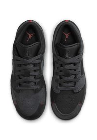 Ζευγάρι μαύρων και σκούρων γκρι παπουτσιών Air Jordan με κόκκινα λογότυπα Jumpman στη γλώσσα και στην εσωτερική σόλα, σε θέα από πάνω.