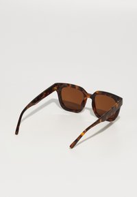 Vero Moda VMSHINY SUNGLASSES - Päikeseprillid - chocolate brown