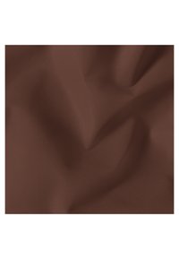 Brauner Stoff mit einer glatten Textur, der subtile Wellen und Falten aufweist und eine einfarbige Oberfläche ohne Muster oder Verzierungen zeigt.