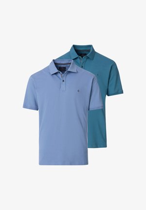 Zwei kurzärmelige Poloshirts für Männer, eines hellblau vorne und eines türkis hinten, beide mit kleinen Logos auf der Brust und geknöpften Kragen.