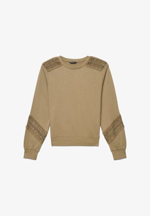 Pull beige à manches longues avec des bordures décoratives en dentelle sur les épaules et autour du milieu des manches, col et poignets côtelés.