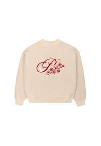 Pulover bej cu guler rotund, având o literă „P” roșie scrisă cursiv și un design floral în centrul frontal.