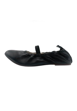 Ballerine plate en cuir noir avec sangle élastique sur le cou-de-pied et bord froncé, vue de côté sur fond blanc.