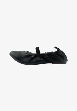 Ballerine plate en cuir noir avec sangle élastique sur le cou-de-pied et bord froncé, vue de côté sur fond blanc.
