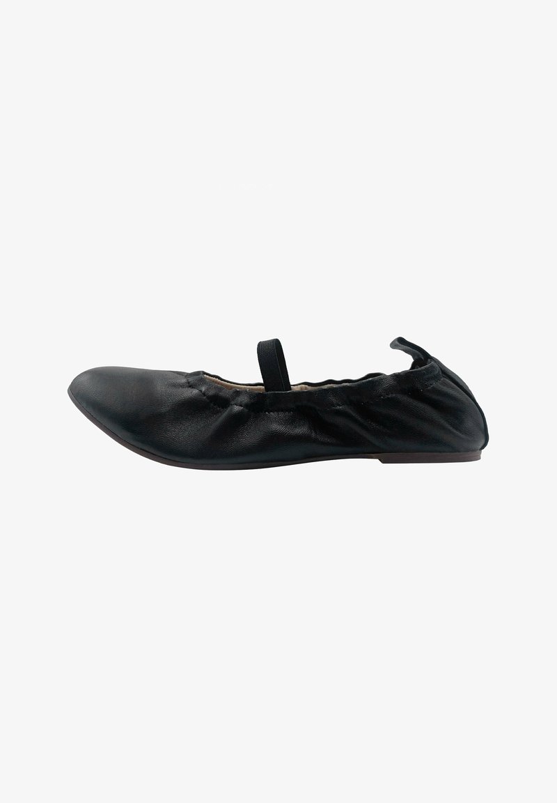 Ballerine plate en cuir noir avec sangle élastique sur le cou-de-pied et bord froncé, vue de côté sur fond blanc.