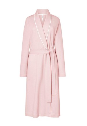 Bata de baño de color rosa claro con textura en espiga, cuello chal, mangas largas y un cinturón a juego, con dos bolsillos laterales.