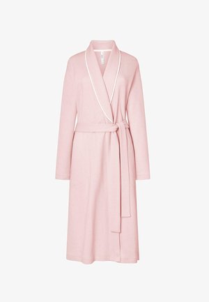 Bata de baño de color rosa claro con textura en espiga, cuello chal, mangas largas y un cinturón a juego, con dos bolsillos laterales.