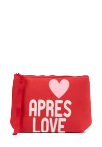 Rode zak met witte tekst "APRES LOVE," heeft een roze hart, gemaakt van zacht materiaal, met een ritssluiting en een lint trekker.