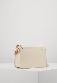 Béžová kabelka přes rameno z hladké umělé kůže, s klopou na zavírání a zlatým kovovým detailem, s jemnou texturou.