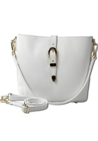 Witte leren handtas met een textuur, gouden hardware, verstelbare schouderband en een decoratieve gesp-accent. Soepel, minimalistisch ontwerp.