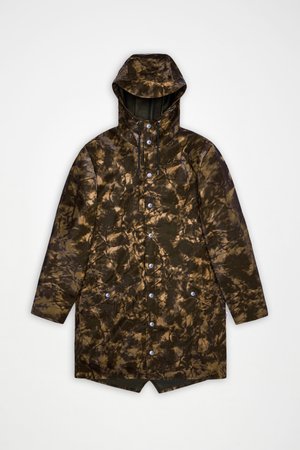 Imperméable à capuche tie-dye marron et beige, avec boutons-pression, deux poches latérales et un dos légèrement allongé pour une meilleure couverture. Matière imperméable.