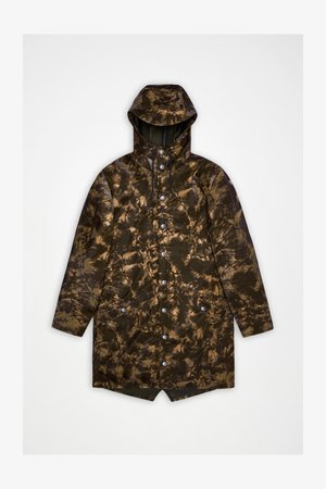 Kišno odijelo smeđe i bež boje s tie-dye uzorkom, s kapuljačom, kopčama na drukere, dva bočna džepa i lagano produženim stražnjim dijelom za dodatnu zaštitu. Vodootporan materijal.