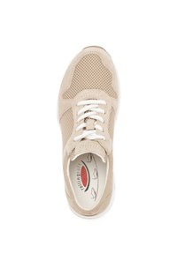 Sneaker beige con upper in rete, dettagli in suede e lacci bianchi. Presenta una suola imbottita e una soletta con marchio dal design minimalista.