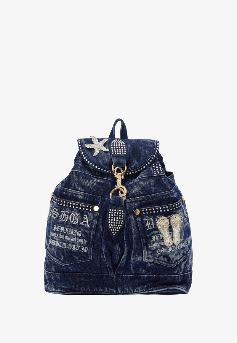 Denim-reppu, jossa on pyöreä läppä, hopeanvärisiä niittejä ja koristeellisia yksityiskohtia. Siinä on taskuja, joissa on kirjontaa ja kristallimeritähti.