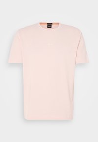 T-shirt rose clair à manches courtes et col rond avec petit logo blanc "BOSS" centré sur la poitrine et étiquette noire au col.