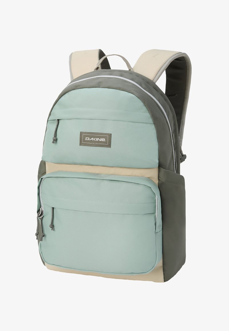Dakine ryggsäck i ljusblått, beige och grått med två dragkedjefack och vadderade axelremmar.