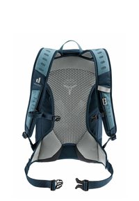 Mochila azul oscuro con un panel trasero de malla transpirable, correas de hombro acolchadas y hebillas ajustables. Presenta acentos de tela texturizada.