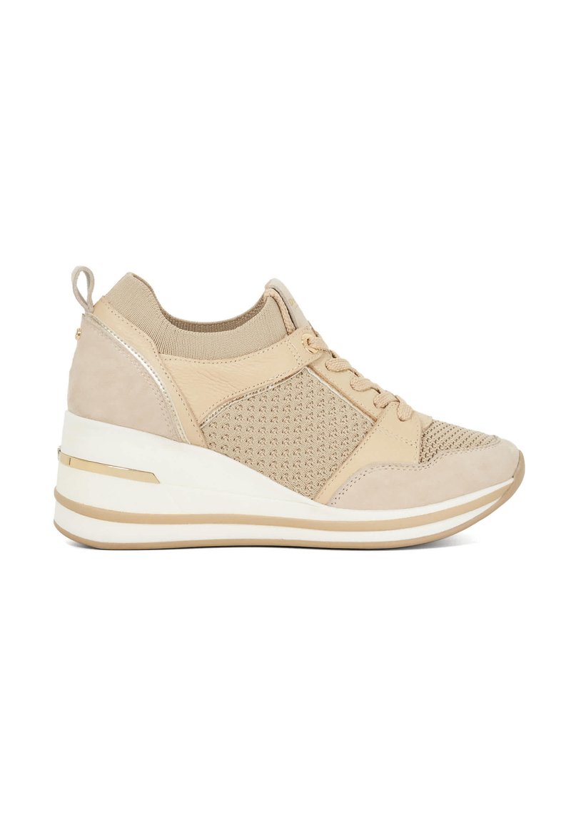 Beige sportieve schoenen met een mesh bovenkant, suede accenten en een gevoerde wigzool, met vetersluiting en een lusvormige trekhaak.