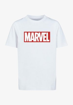 Baltas medvilnės marškinėliai su dideliu raudonu stačiakampiu ir užrašu "MARVEL" ryškiai baltais rašmenimis. Apvalus kaklo iškirpimas, trumpomis rankovėmis.