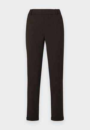 Černé slim-fit kalhoty s poutky na opasek a manžetami na bílém pozadí.