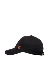 Zwarte baseballpet van stof, met een bruine leren logopatch, gebogen klep en een verstelbare band aan de achterkant.