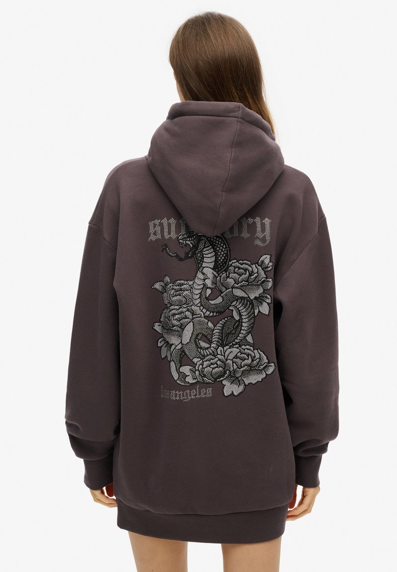 Överdimensionerad mörkgrå hoodie med en stor broderad orm och blommönster på baksidan. Har en framficka och justerbar huva.