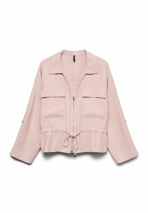 Veste zippée rose pâle avec manches larges, deux poches à rabat sur la poitrine, taille ajustable par cordon de serrage et petite étiquette noire au niveau du col.