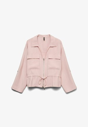 Veste zippée rose pâle avec manches larges, deux poches à rabat sur la poitrine, taille ajustable par cordon de serrage et petite étiquette noire au niveau du col.