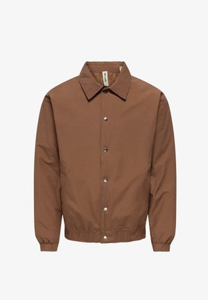 Smeđa lagana jakna s ovratnikom, prednjim zatvaračem na kopče, elastičnim manžetama i rubom. Glatka tekstura, minimalistički dizajn, bez vidljivih uzoraka.