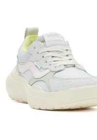 Vans Ultrachange sneakers i hvit med lysegrønne detaljer, mesh- og semsket tekstur, tykk gummisåle og snøring.
